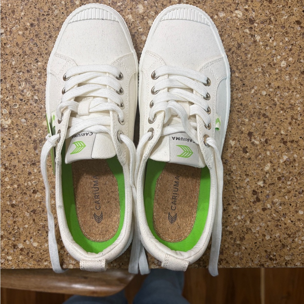 Viral NWT Cariuma White Canvas Sneaker with Neon Green Insole size 7.5